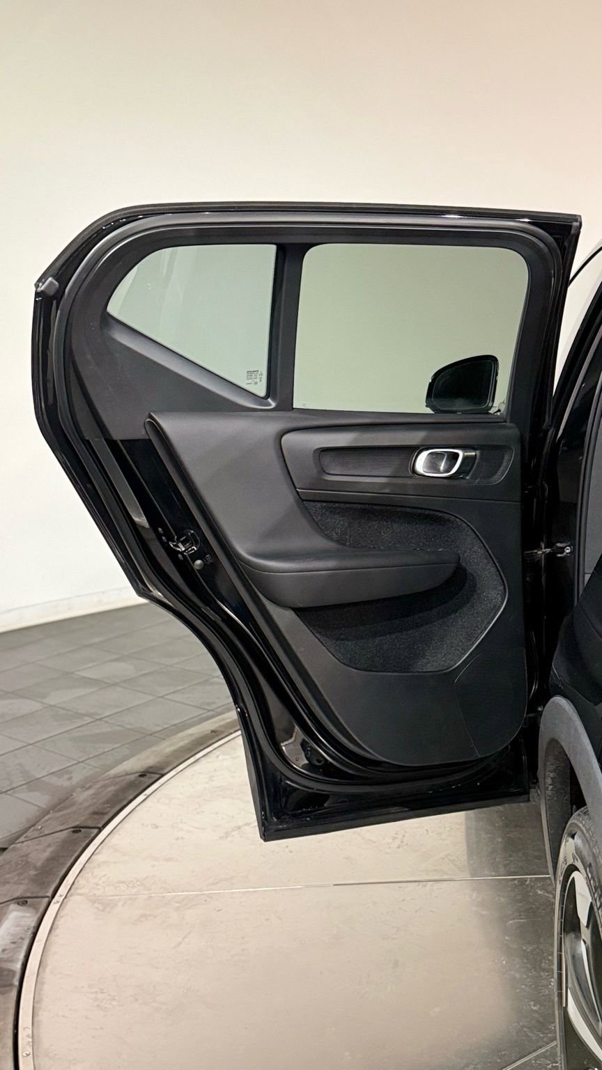 Used 2020 Volvo XC40 T5 Momentum image 37