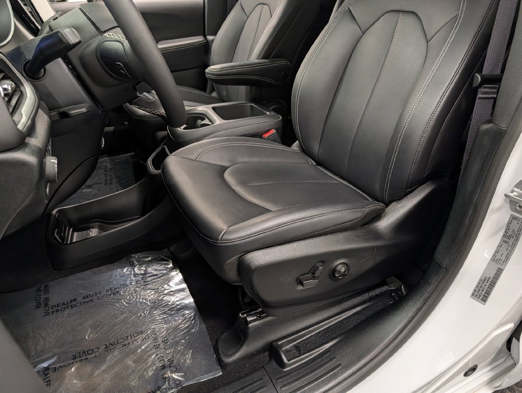 Used 2026 Chrysler Pacifica Select FWD image 12