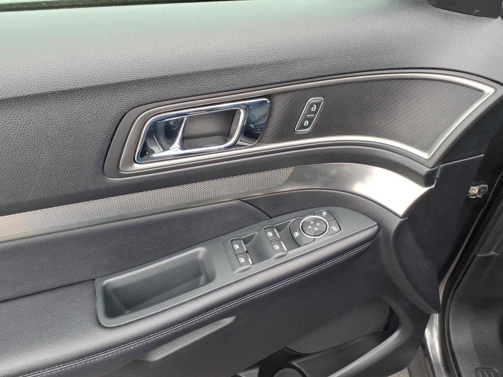 Used 2018 Ford Explorer XLT AWD/4WD image 17