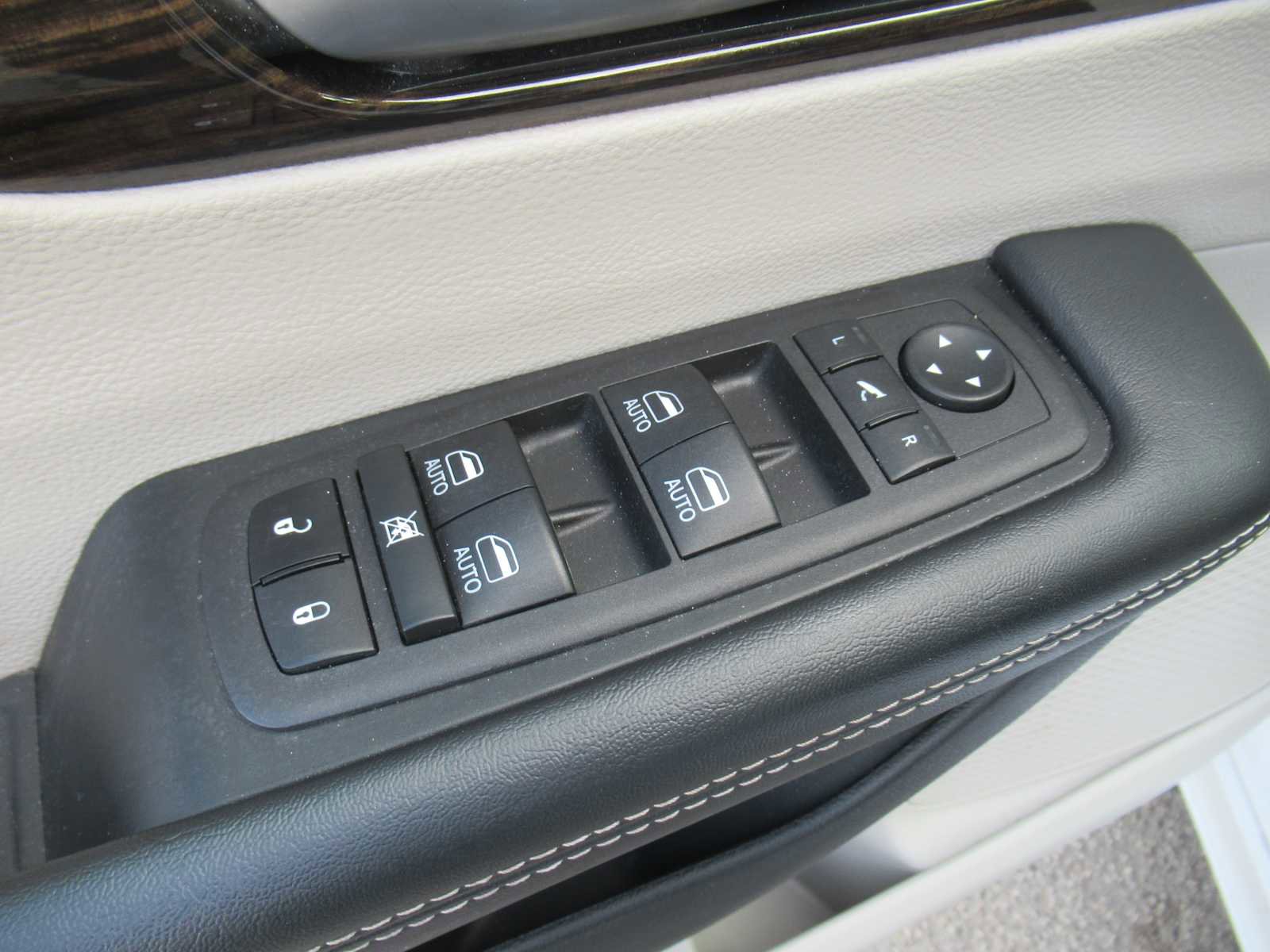 Used 2023 Chrysler Pacifica Limited image 17