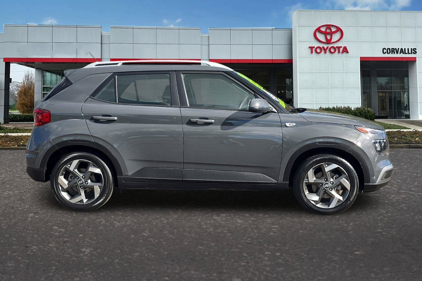 Used 2025 Hyundai Venue SEL FWD image 3