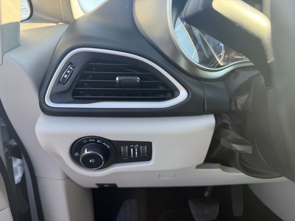 Used 2022 Chrysler Pacifica Touring-L image 33