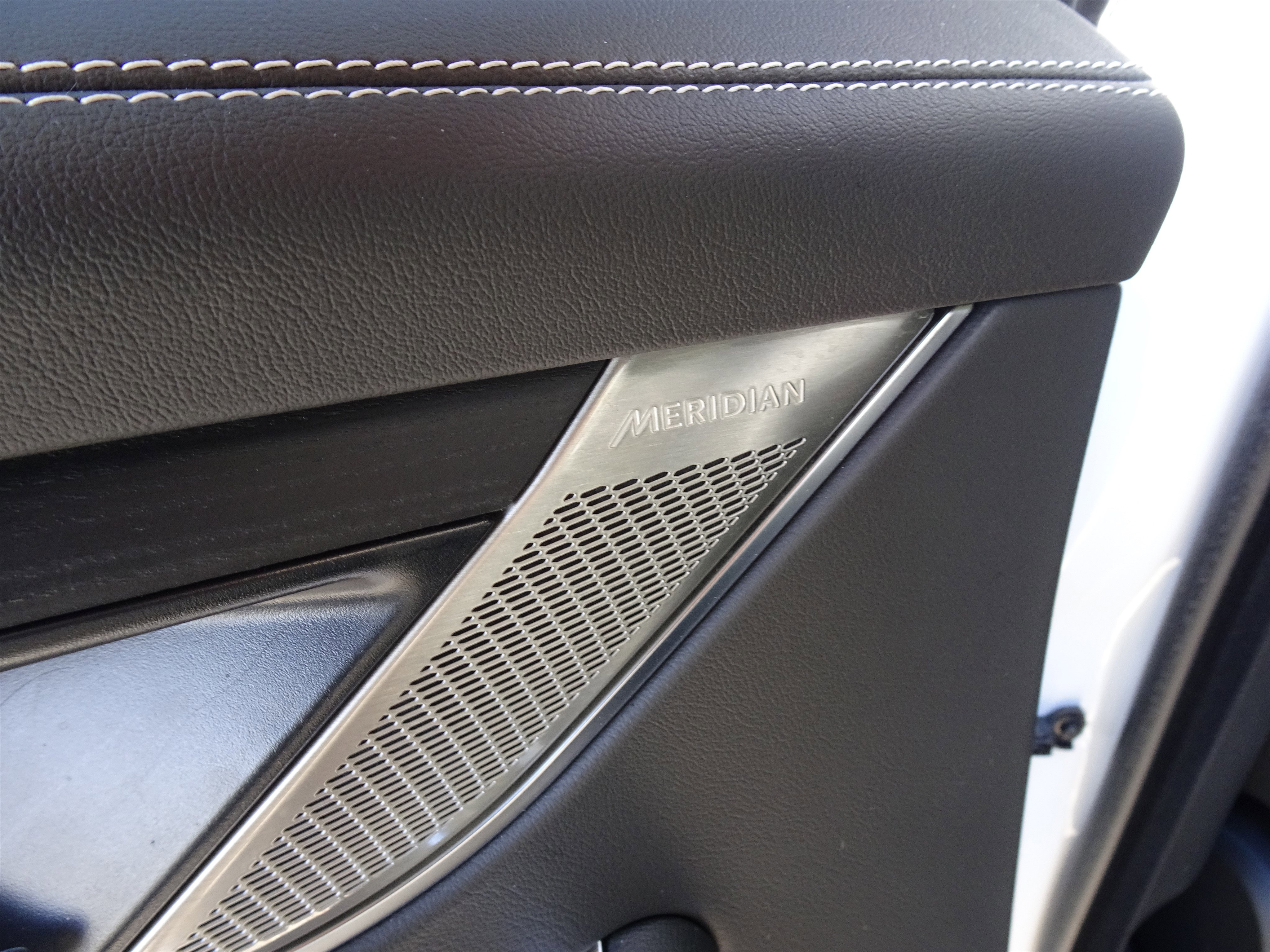 Certified 2025 Jaguar F-PACE R-Dynamic S image 22