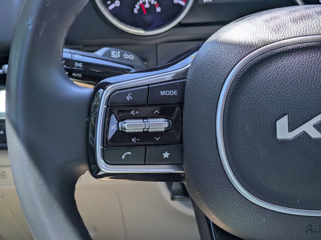 Used 2024 Kia Carnival LX FWD image 18