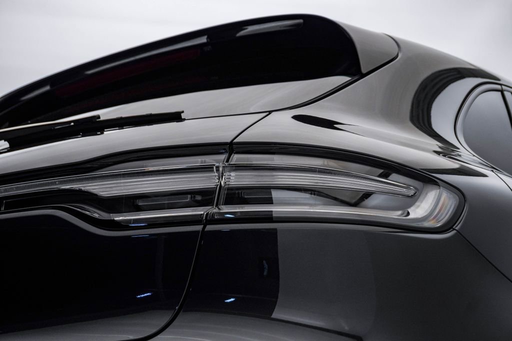 Certified 2025 Porsche Macan GTS image 12
