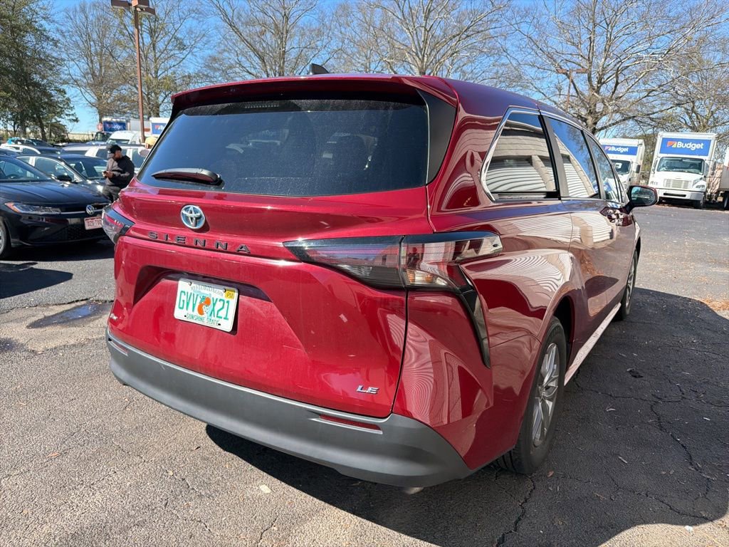 Used 2025 Toyota Sienna LE image 5