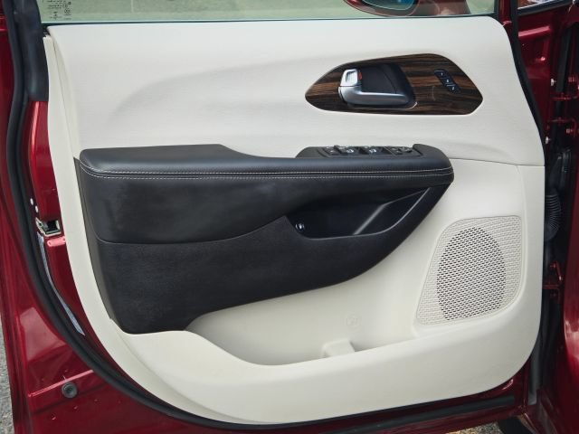 Used 2021 Chrysler Pacifica Limited FWD image 19