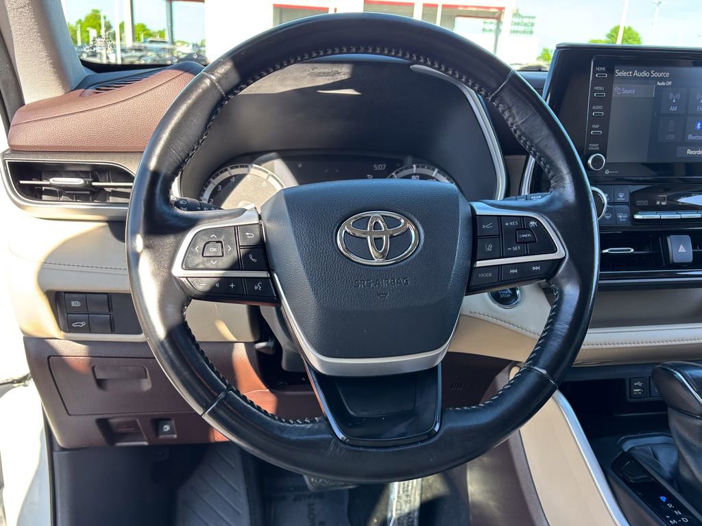 Used 2022 Toyota Highlander XLE AWD/4WD image 26