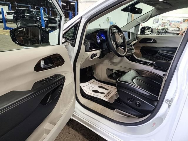 Used 2023 Chrysler Pacifica Limited image 3