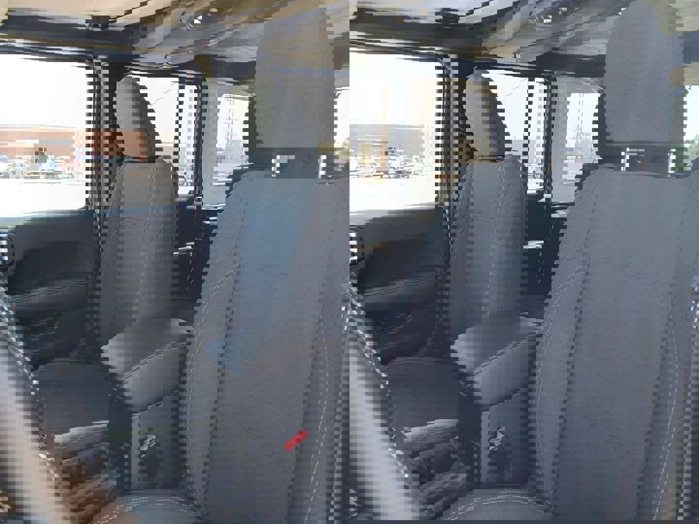 Used 2025 Jeep Wrangler Sahara image 24