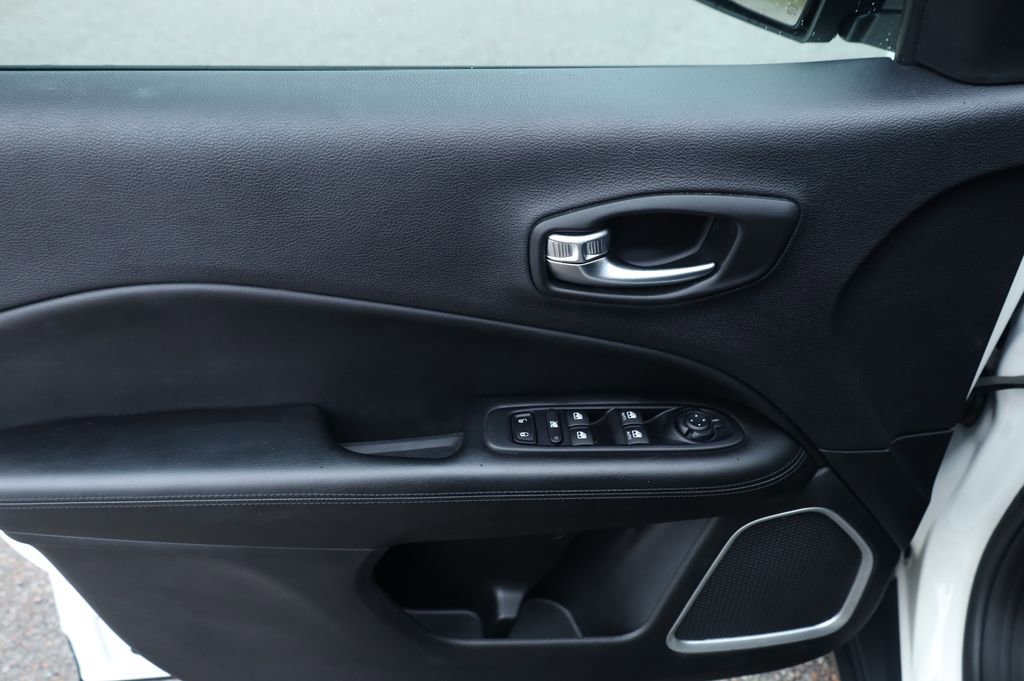 Used 2020 Jeep Compass Latitude FWD image 30