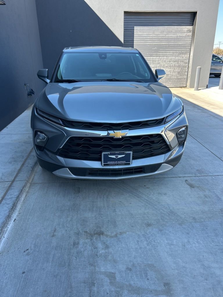 Used 2025 Chevrolet Blazer LT image 2