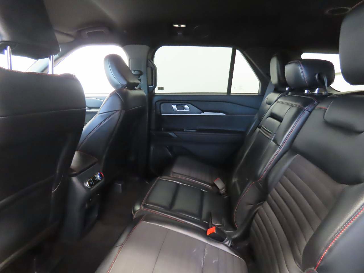 Used 2025 Ford Explorer ST-Line w/ ST-Line Street Pack AWD/4WD image 15