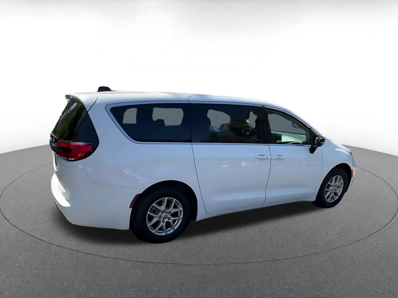 Used 2025 Chrysler Pacifica Select FWD image 13