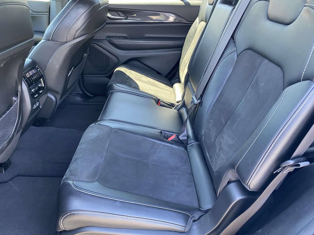 Used 2023 Jeep Grand Cherokee L Laredo RWD image 10