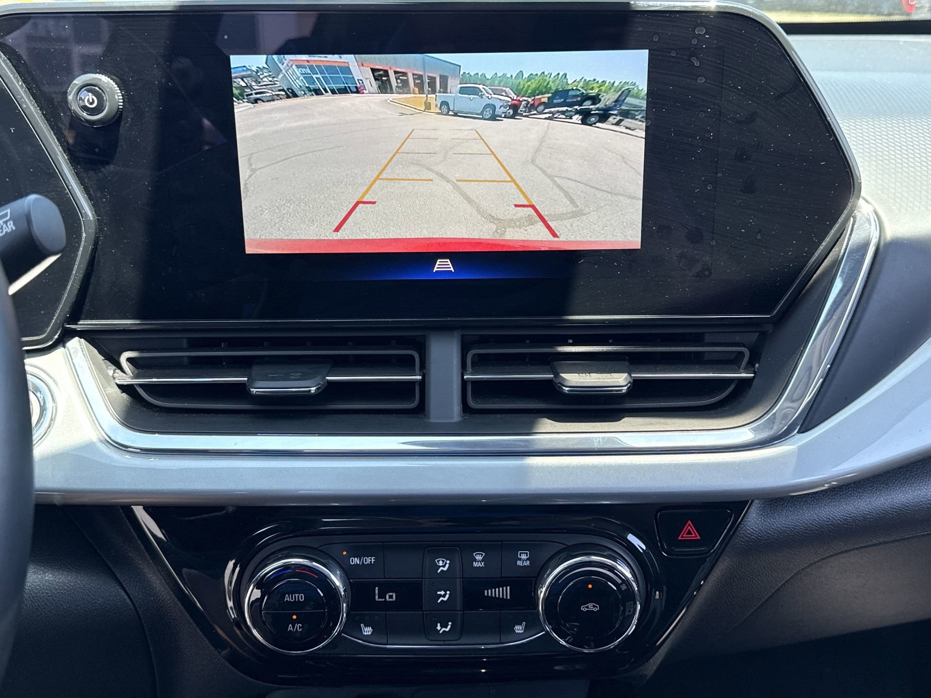 Used 2025 Chevrolet Trax LT w/ LT Convenience Package FWD image 4
