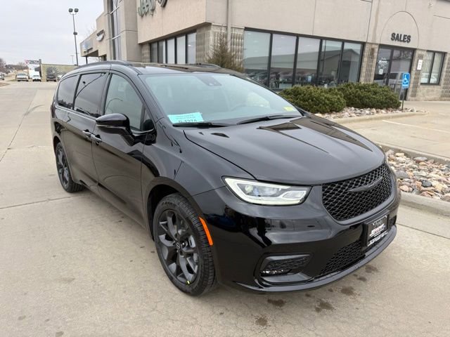 New 2026 Chrysler Pacifica Select w/ S Appearance Package AWD/4WD image 1