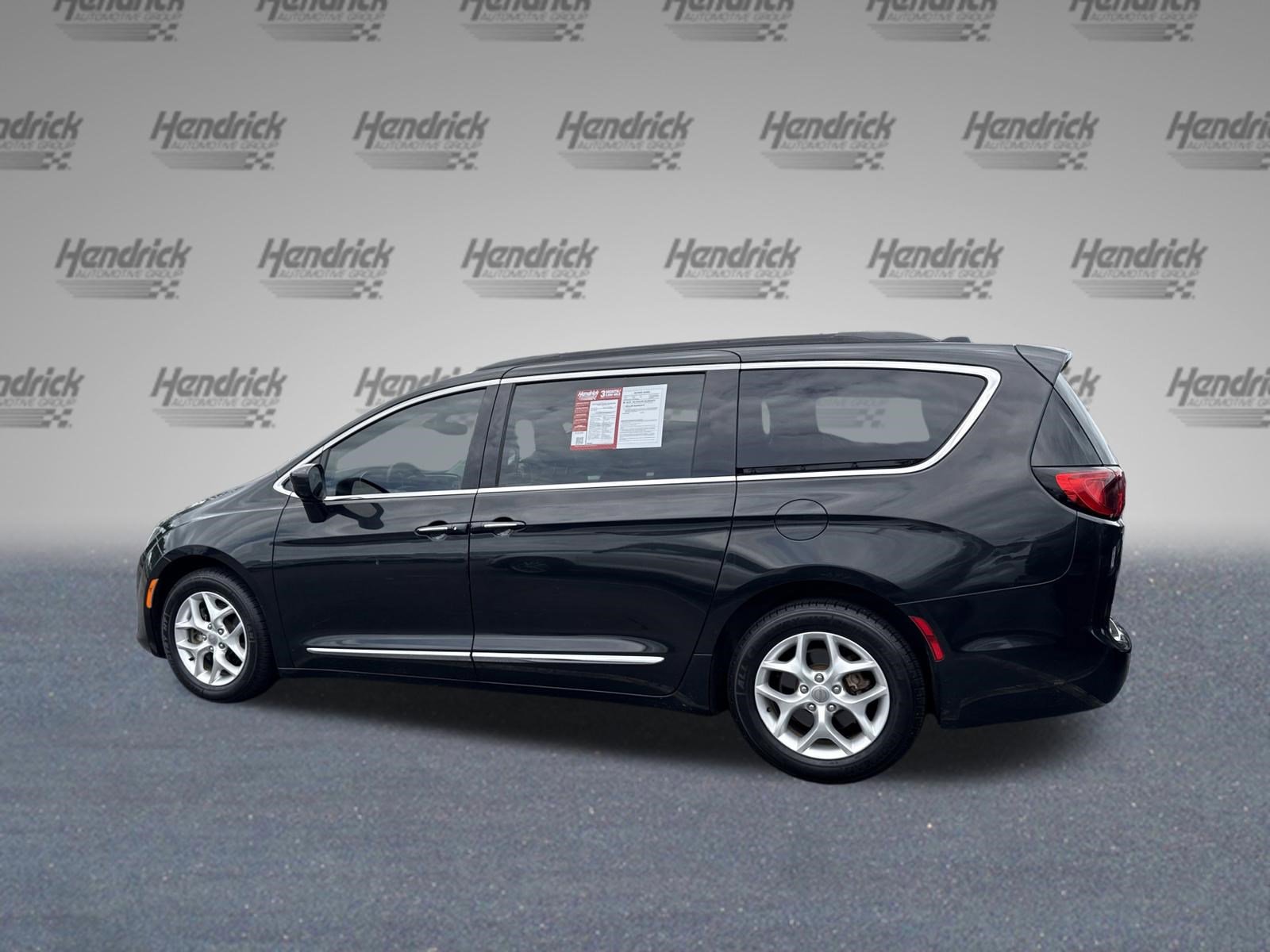 Used 2017 Chrysler Pacifica Touring-L w/ Tire & Wheel Group FWD image 6