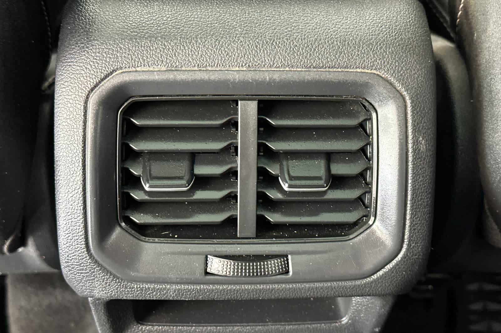 Used 2024 Volkswagen Taos SE w/ Panoramic Sunroof Package FWD image 14