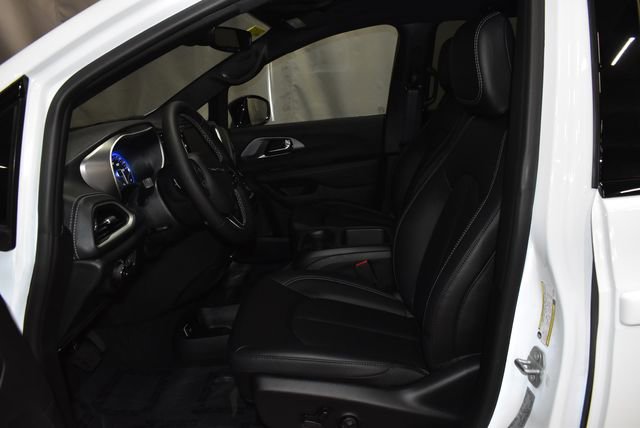 New 2026 Chrysler Pacifica Select image 10