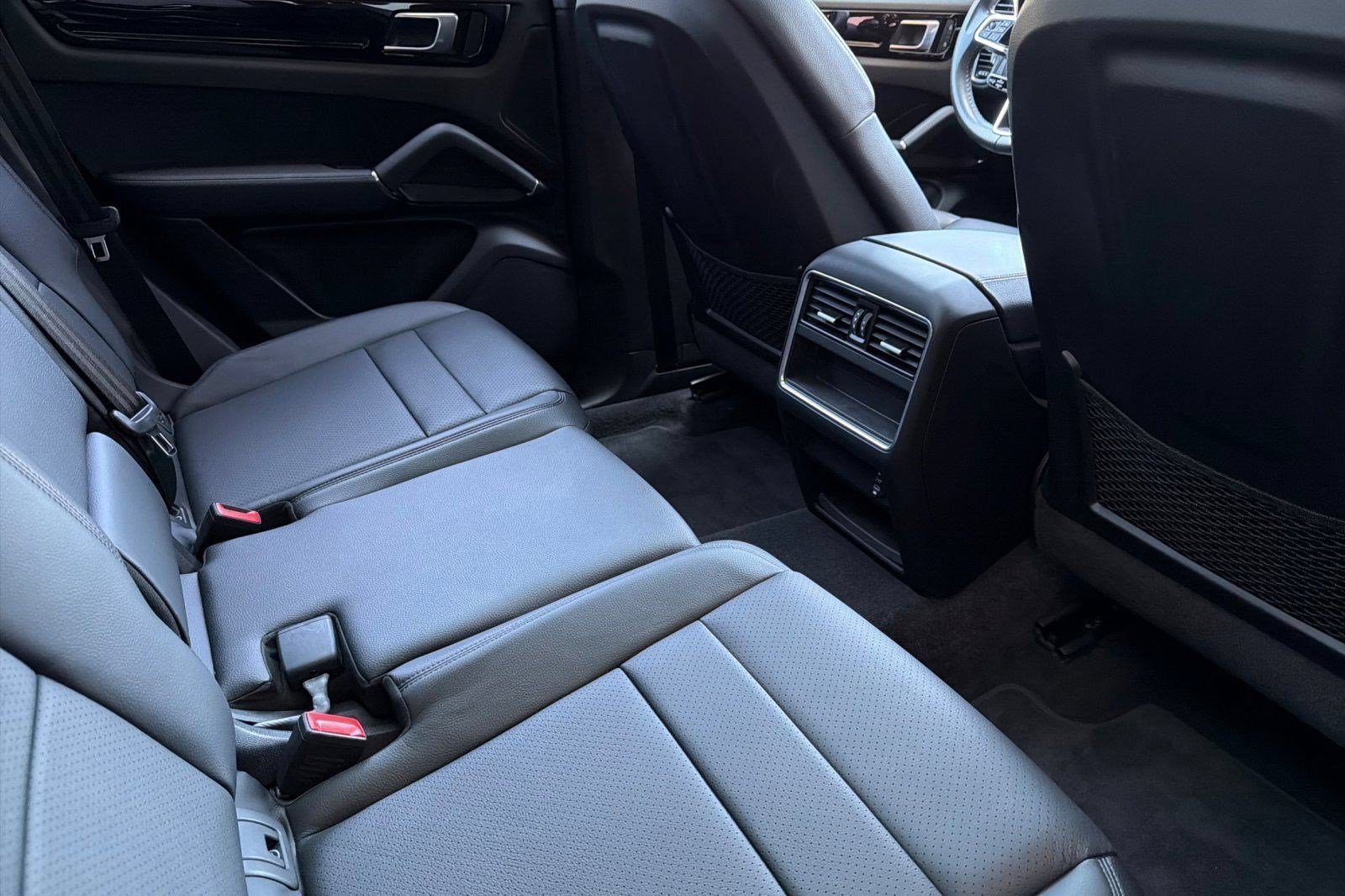 Used 2023 Porsche Cayenne AWD/4WD image 29