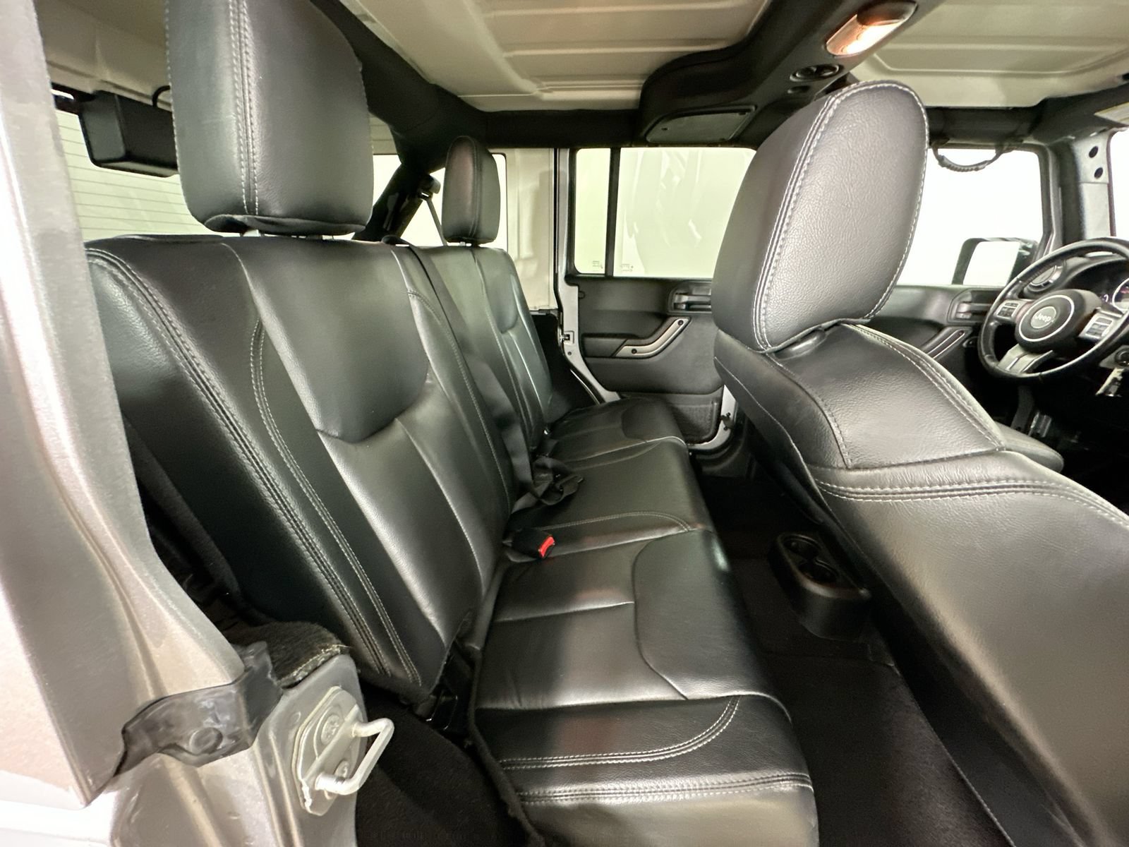 Used 2018 Jeep Wrangler Unlimited Sahara AWD/4WD image 37