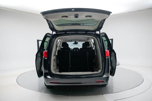 Used 2023 Chrysler Voyager LX image 20