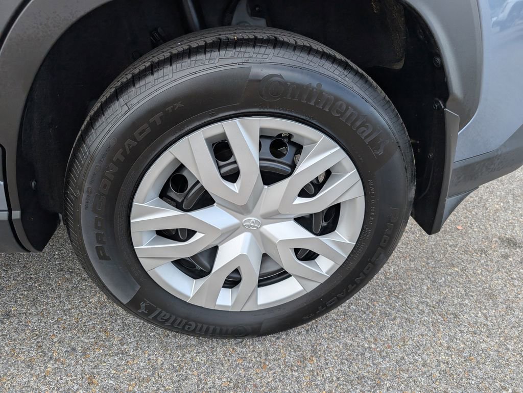 Used 2025 Toyota Corolla Cross L image 29