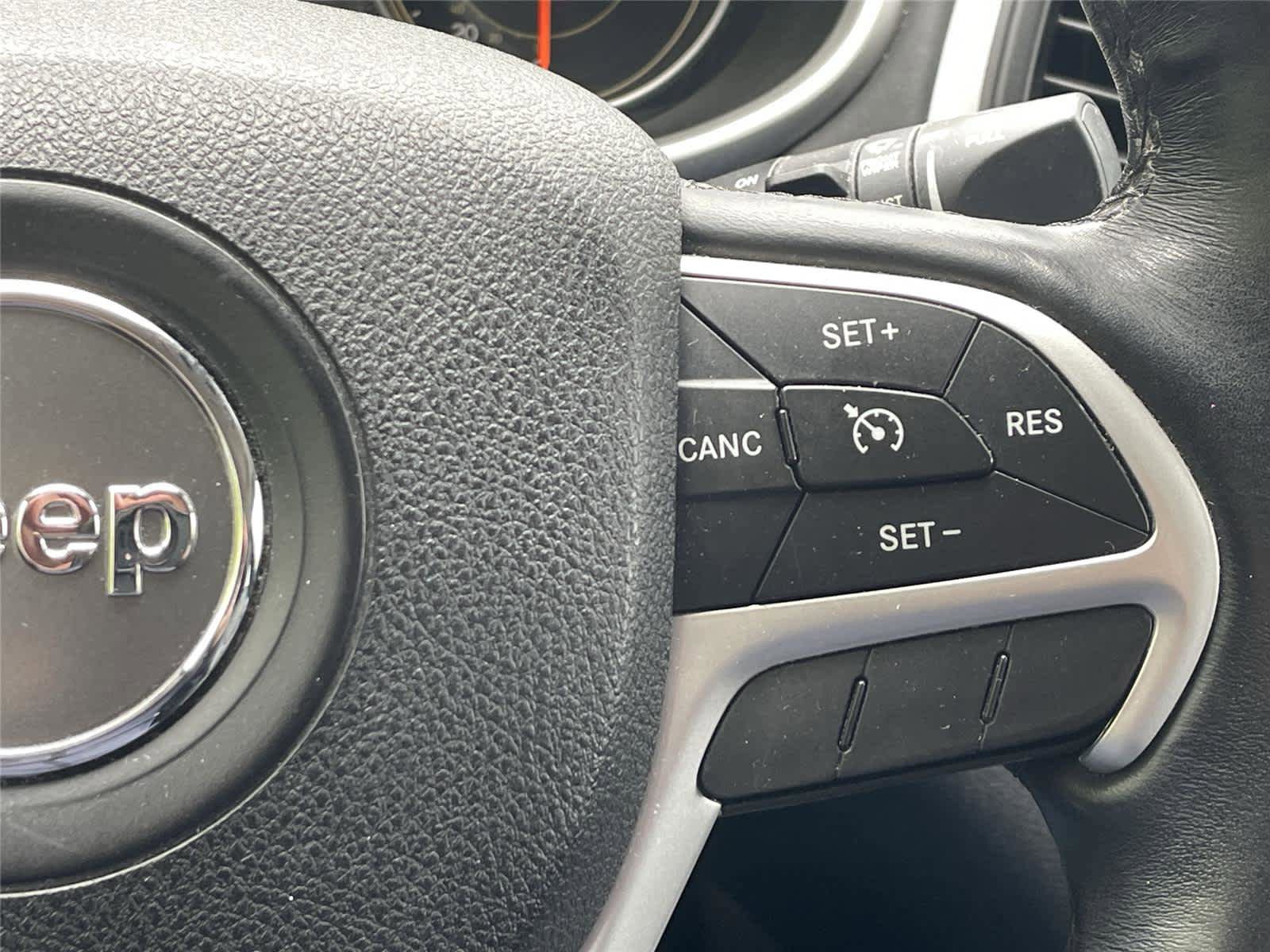 Used 2016 Jeep Cherokee Overland AWD/4WD image 28