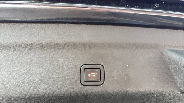 Used 2023 GMC Yukon XL SLT AWD/4WD image 36