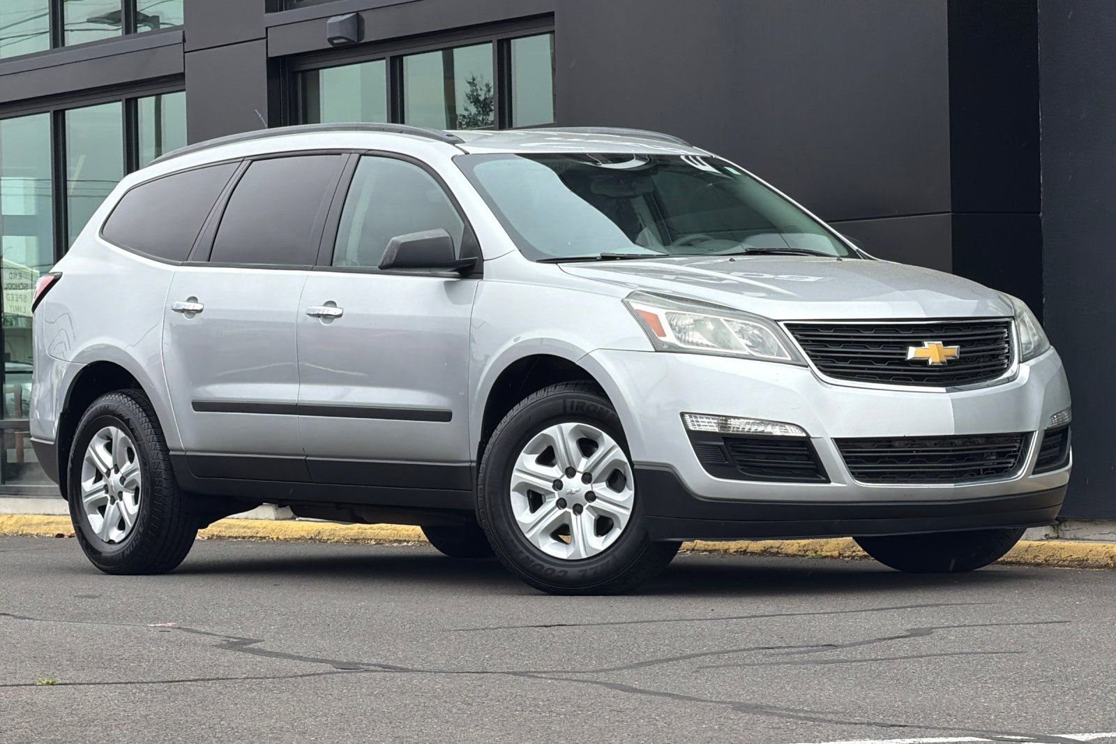 Used 2015 Chevrolet Traverse LS FWD image 2