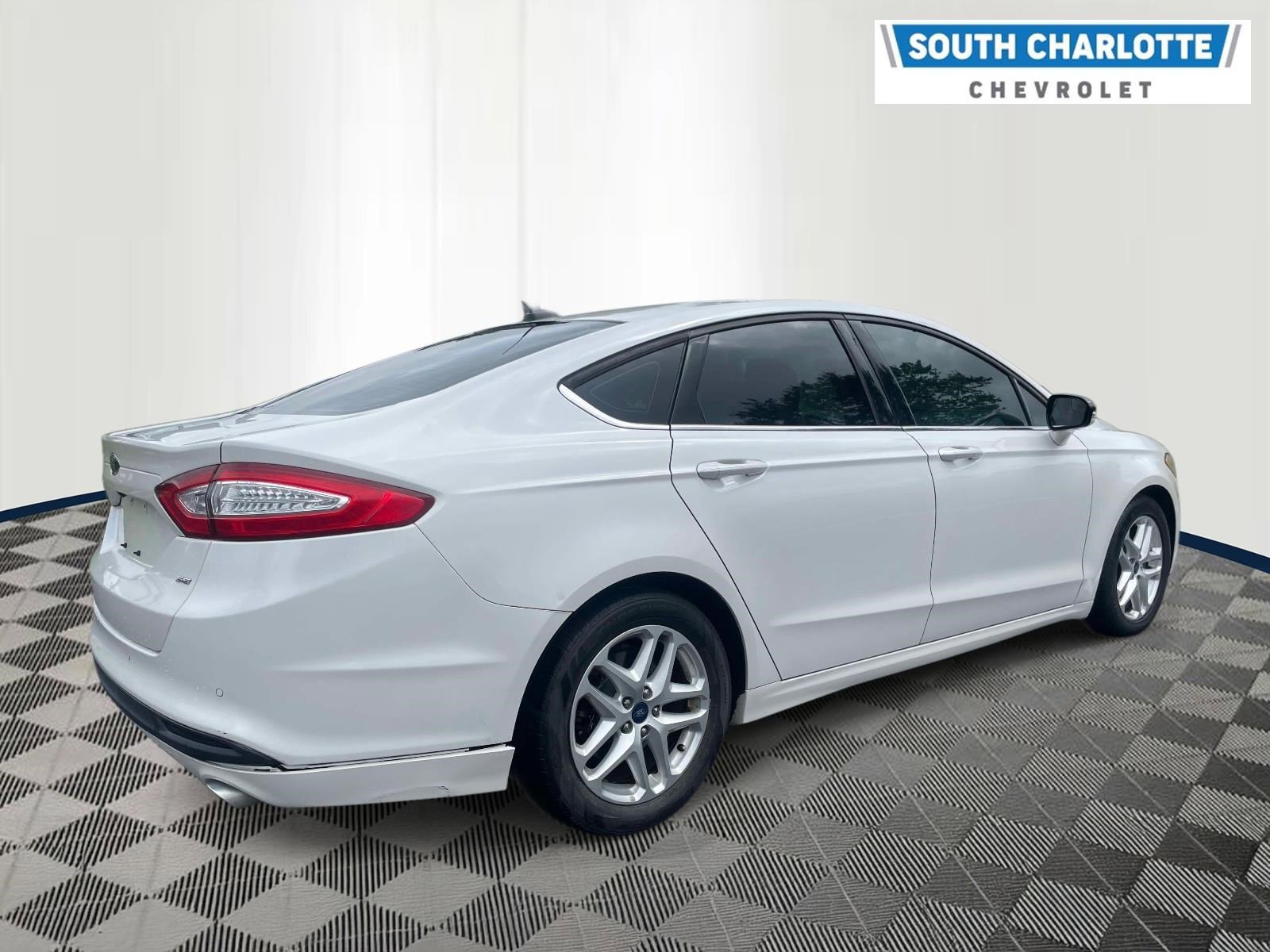 Used 2016 Ford Fusion SE FWD image 4