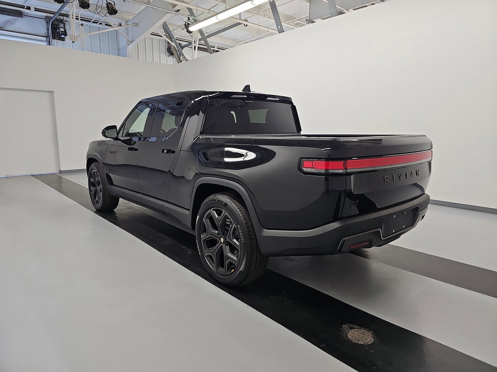 Used 2025 Rivian R1T Adventure image 3