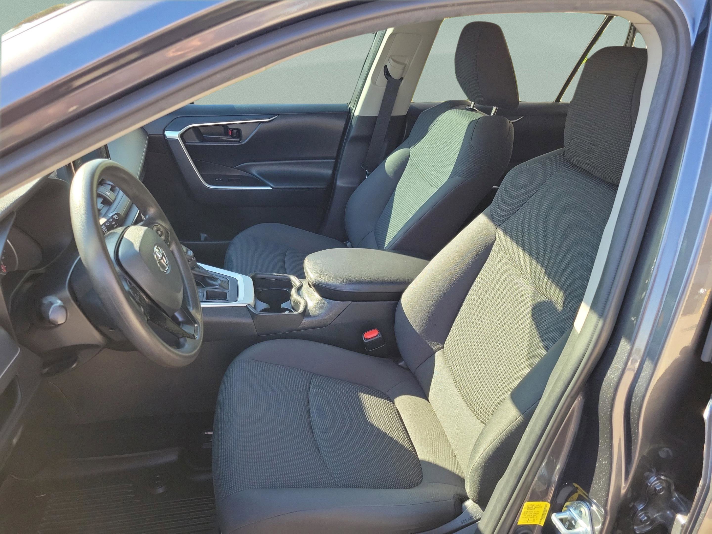 Used 2021 Toyota RAV4 LE AWD/4WD image 22