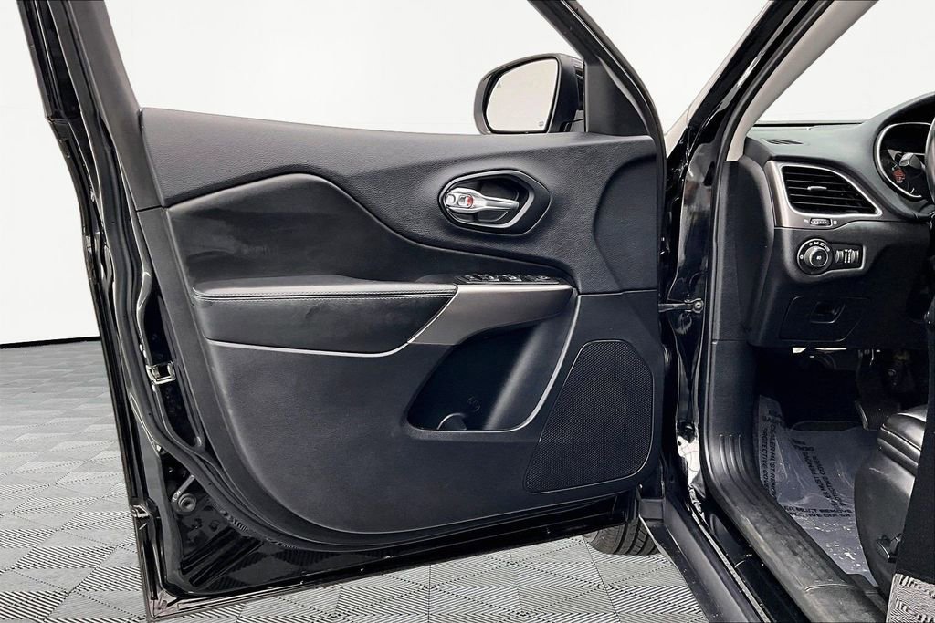 Used 2019 Jeep Cherokee Latitude Plus image 23