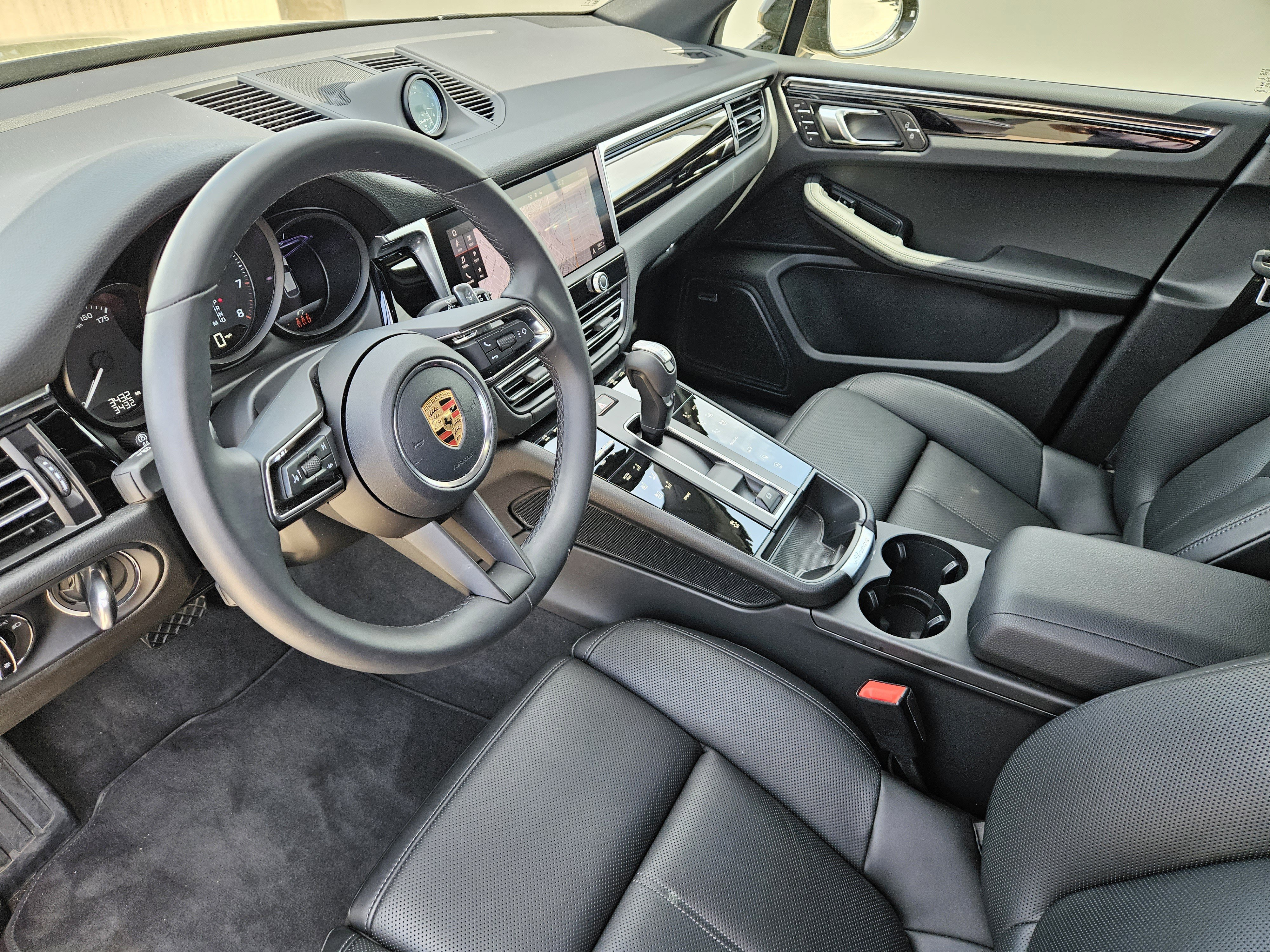 Certified 2026 Porsche Macan image 4