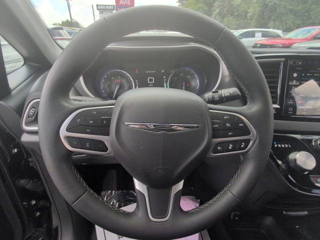 Used 2025 Chrysler Pacifica Select image 22