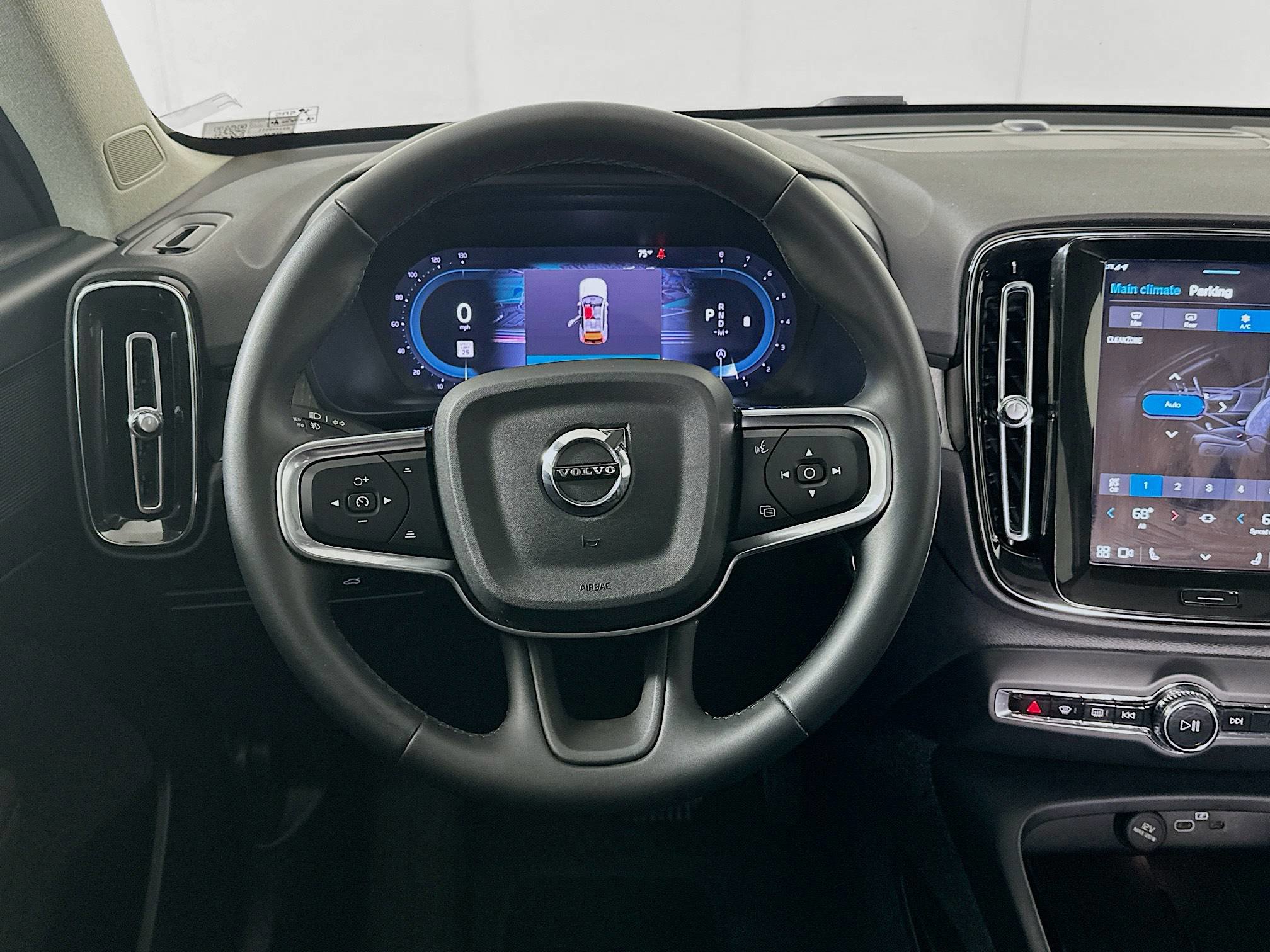 Used 2025 Volvo XC40 B5 Plus image 18