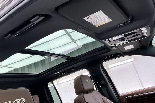 Certified 2025 Chevrolet Suburban High Country AWD/4WD image 13
