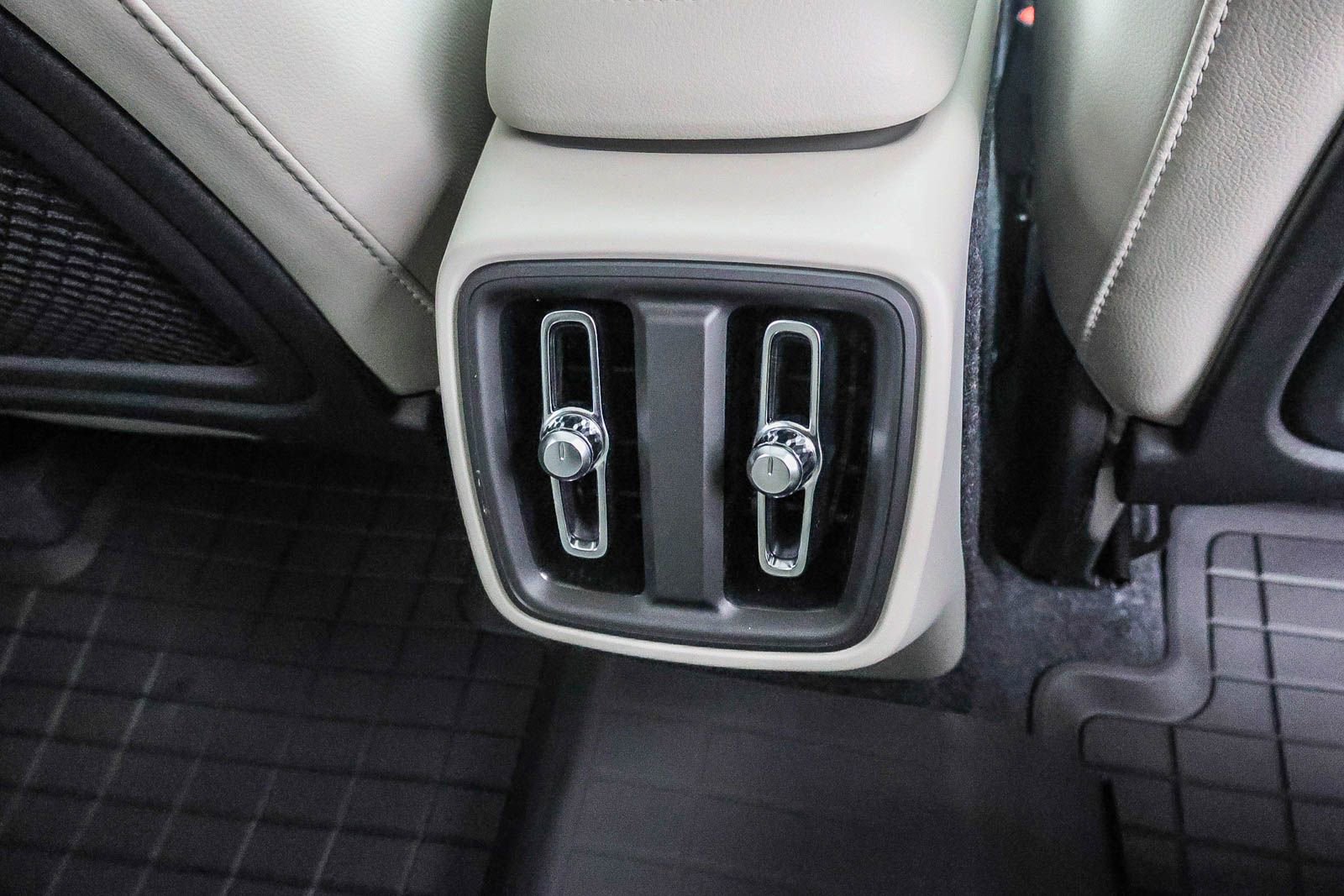 New 2026 Volvo XC40 B5 Plus w/ Protection Package Premier image 21