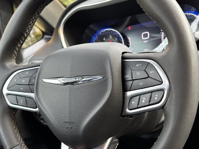 Used 2025 Chrysler Pacifica Select FWD image 10