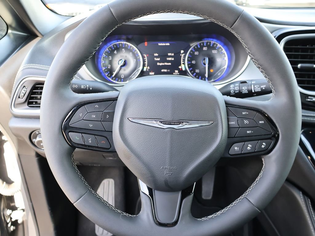 Used 2025 Chrysler Pacifica Limited image 34