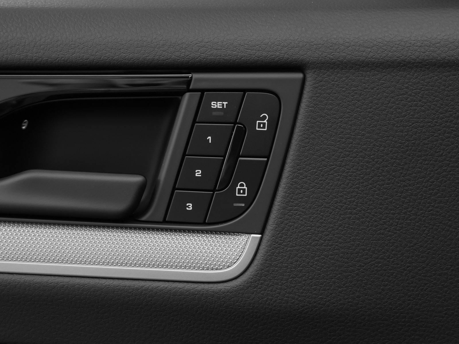 Used 2025 Porsche Cayenne image 26