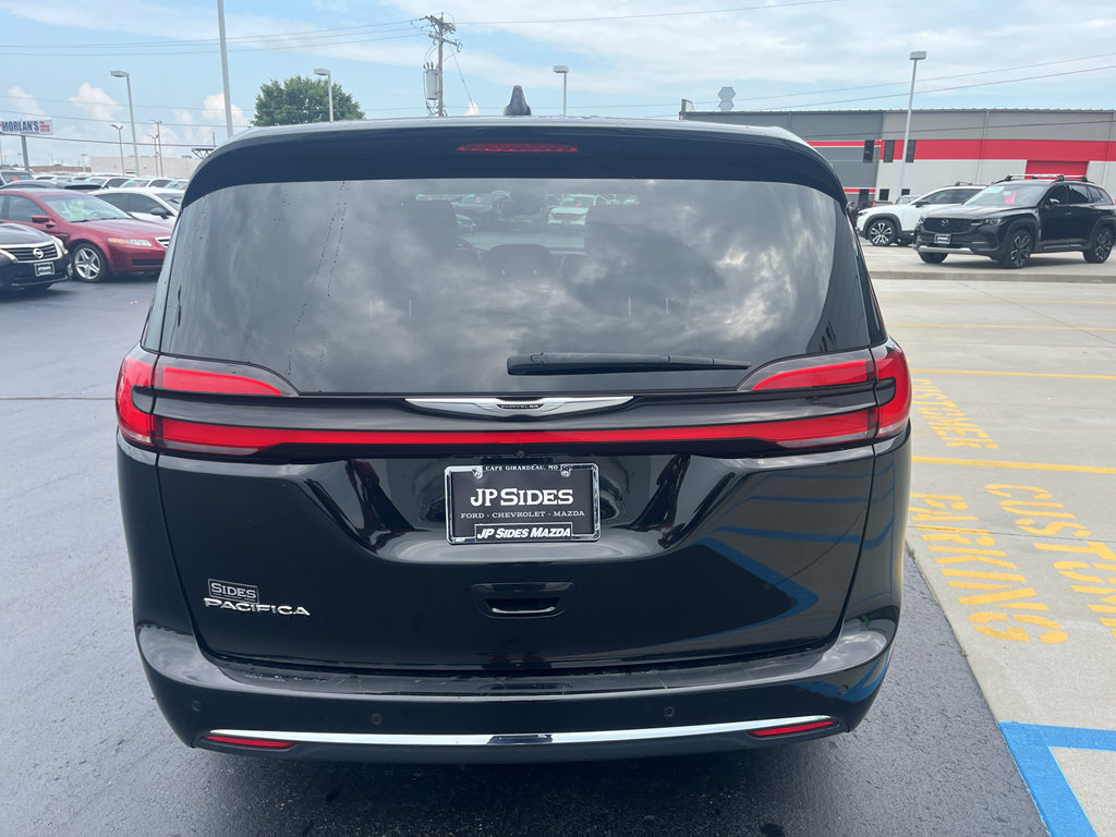 Used 2024 Chrysler Pacifica Touring-L FWD image 8