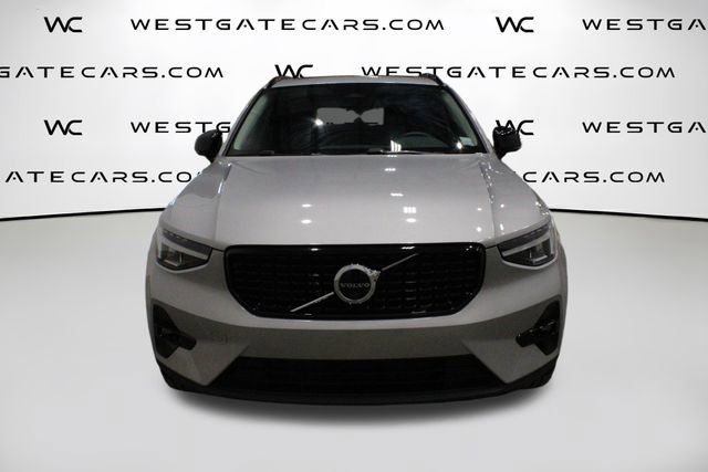 Used 2025 Volvo XC40 B5 Plus image 4