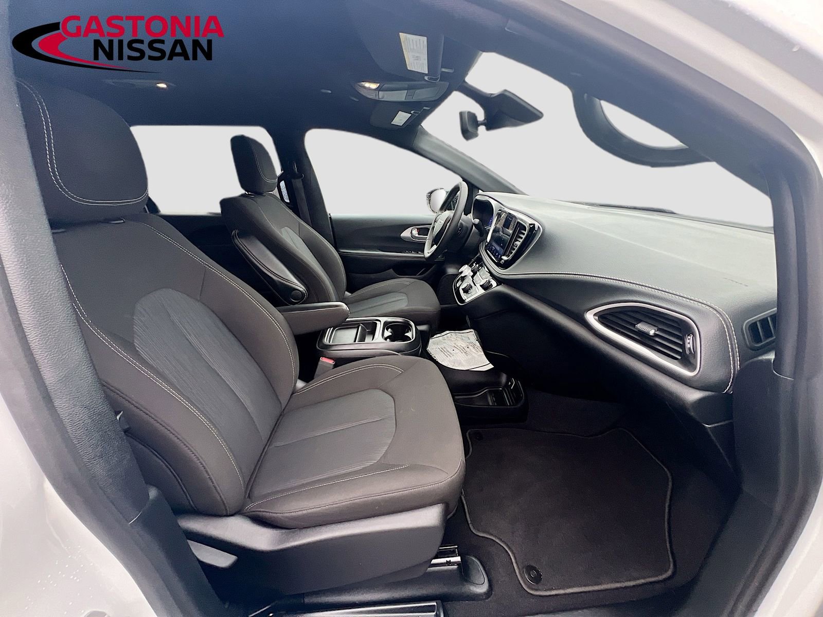 Used 2024 Chrysler Pacifica Touring image 37