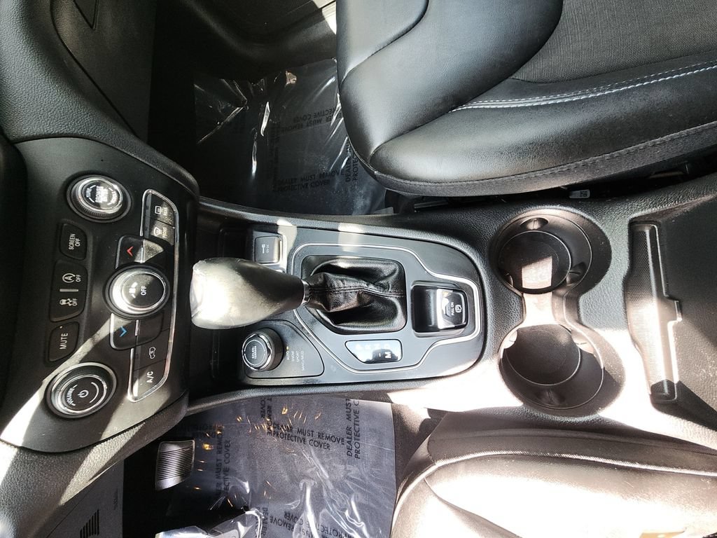 Used 2020 Jeep Cherokee Latitude Plus w/ Cold Weather Group AWD/4WD image 22