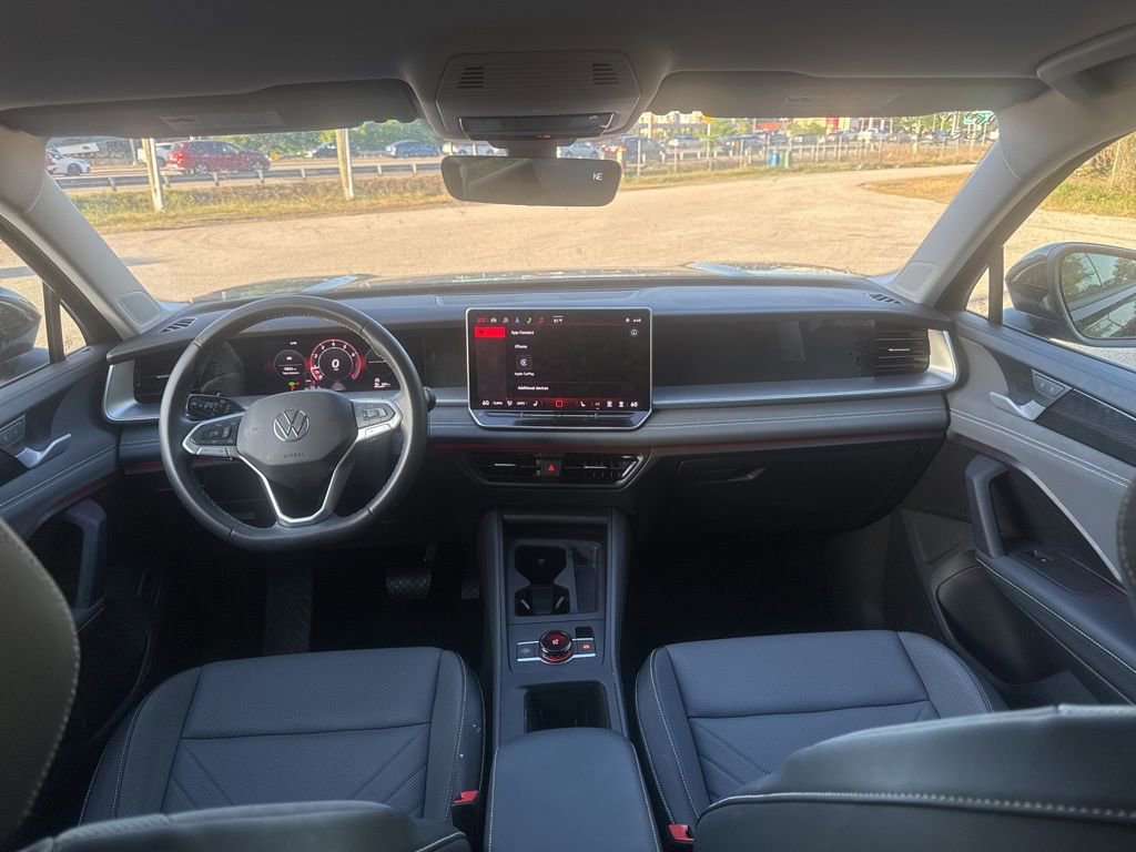 Used 2025 Volkswagen Tiguan SE FWD image 16