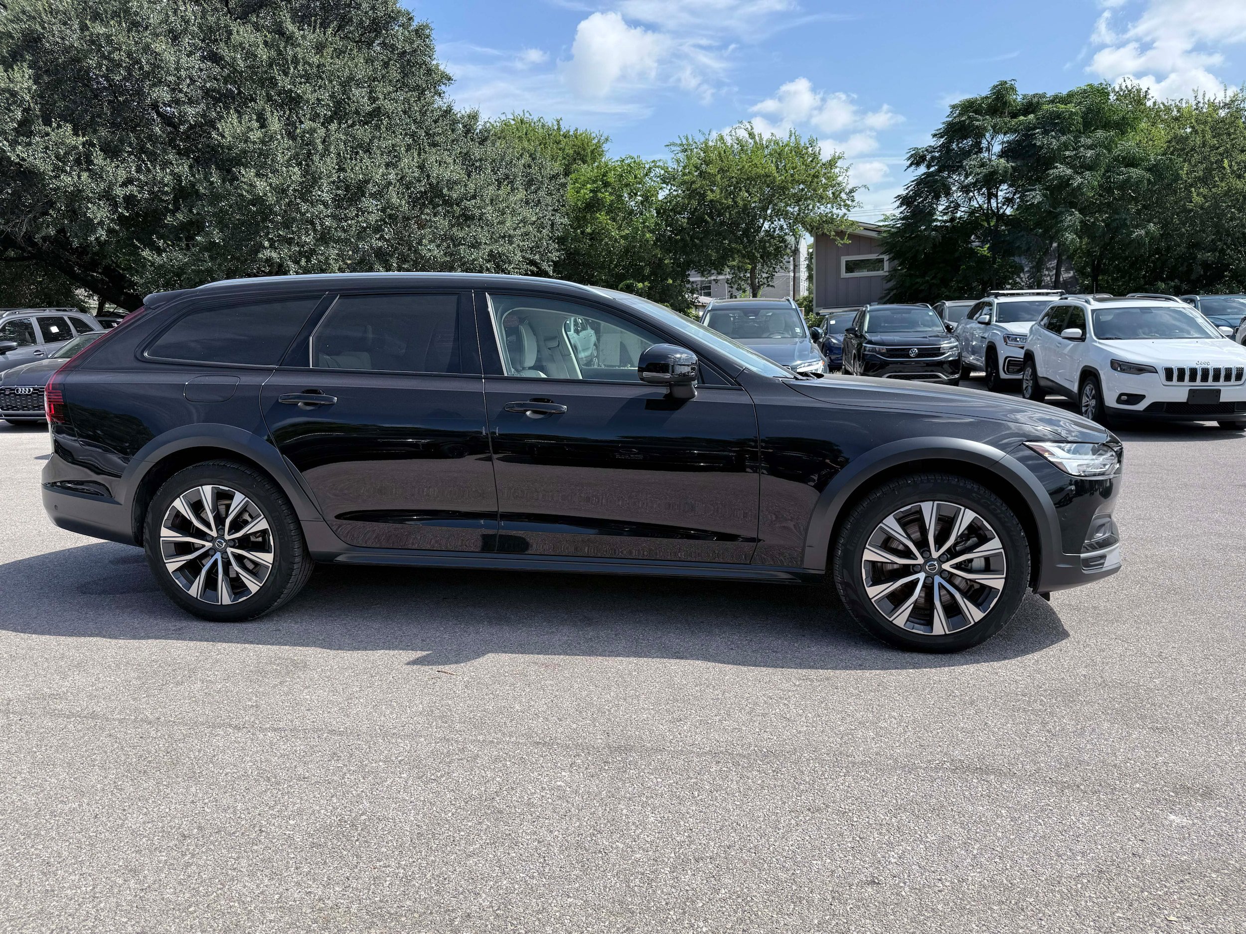 Certified 2025 Volvo V90 B6 Cross Country Plus AWD/4WD image 7