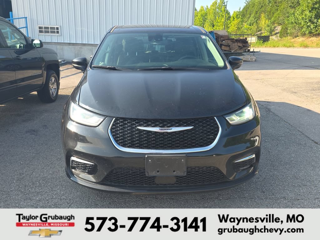 Used 2023 Chrysler Pacifica Touring-L FWD image 2